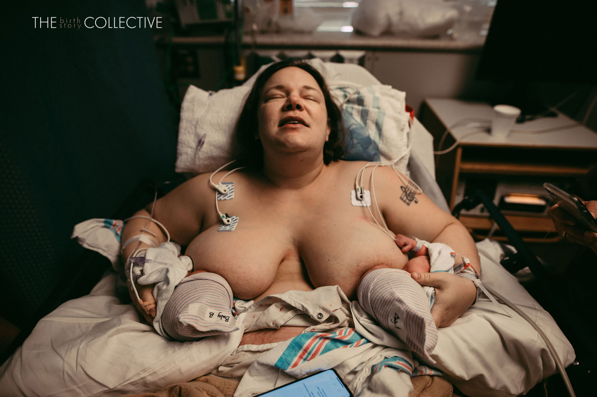 Une femme à la maternité allaite ses jumeaux nouveau-nés
